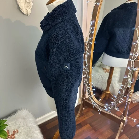 ✨Limited Edition✨ Alo Sherpa Edge Bomber in navy - Picture 12 of 14